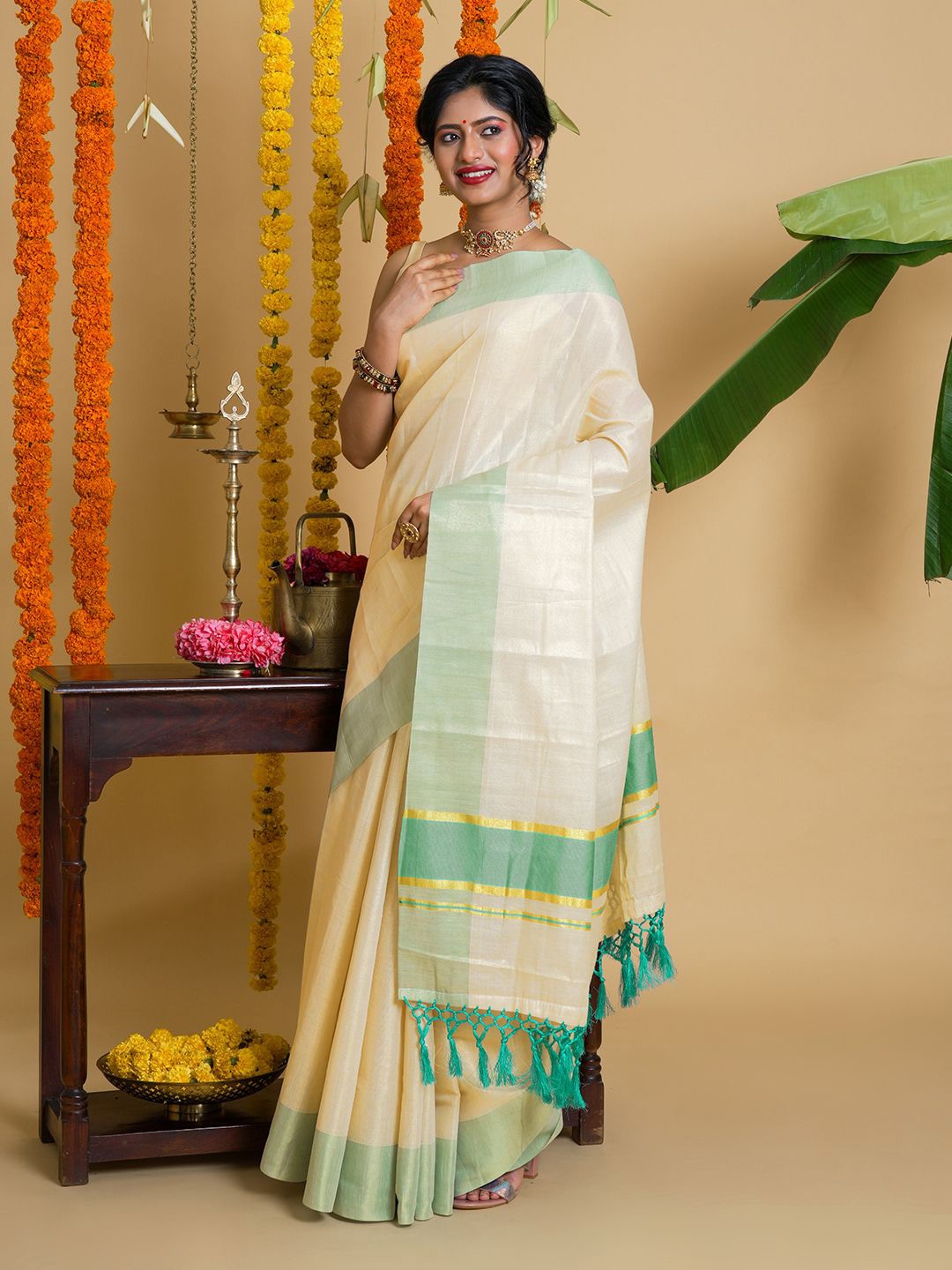 

TEEJH Solid Tissue Zari Kasavu Saree, Off white