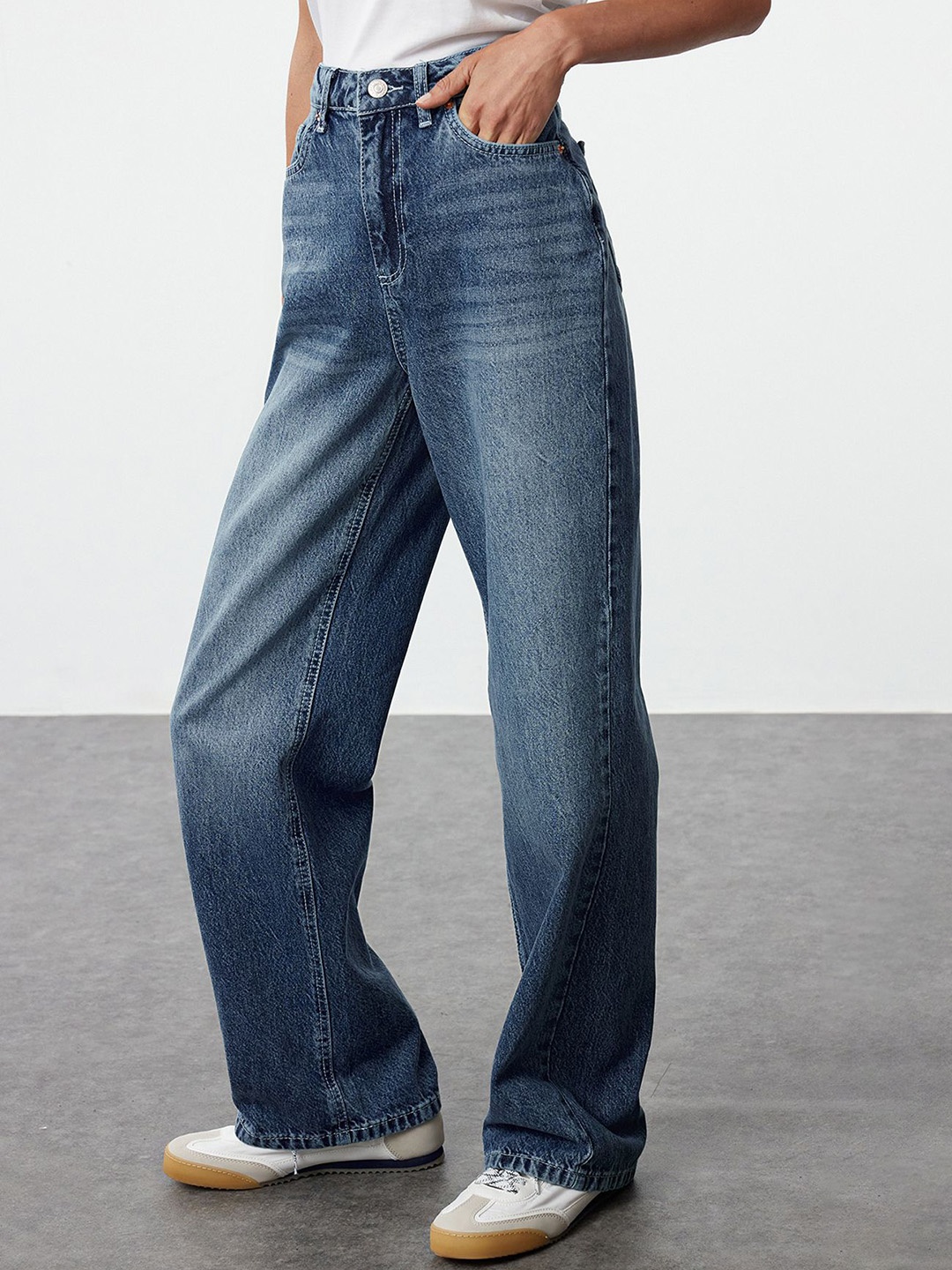 

Trendyol Women Relaxed Fit Clean Look Light Fade Jeans, Blue