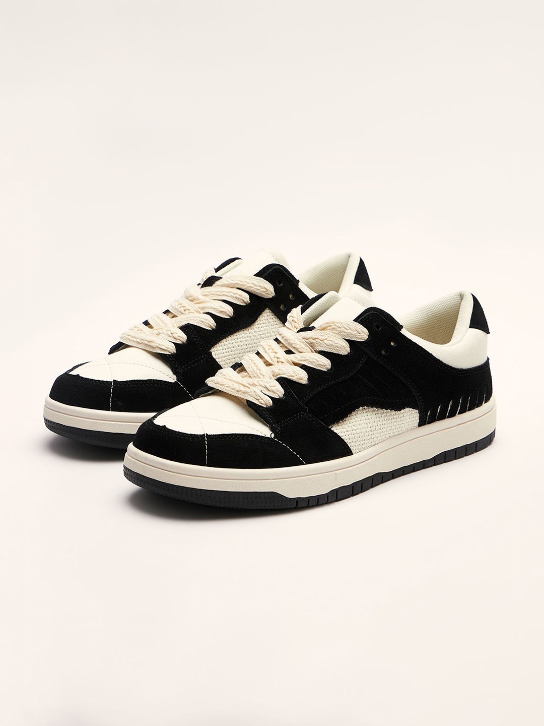 

THE BEAR HOUSE Men Lightweight textured Lace Up Round Toe Casual Sneakers, Black