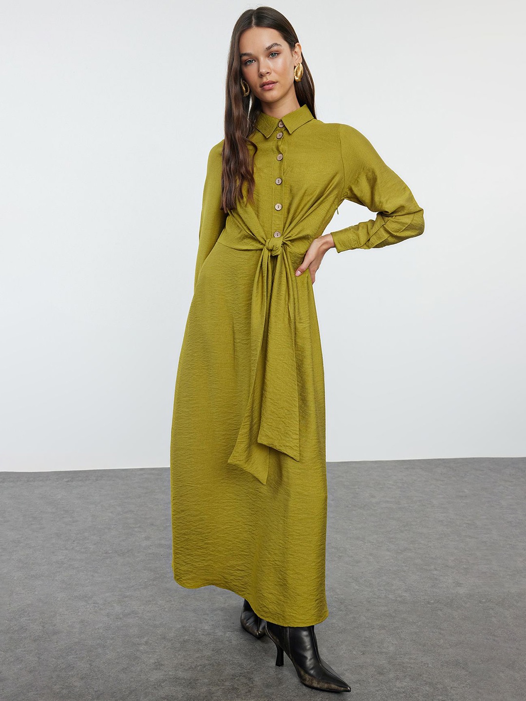 

Trendyol Solid Shirt Collar Long Cuffed Sleeves Maxi Dress, Na