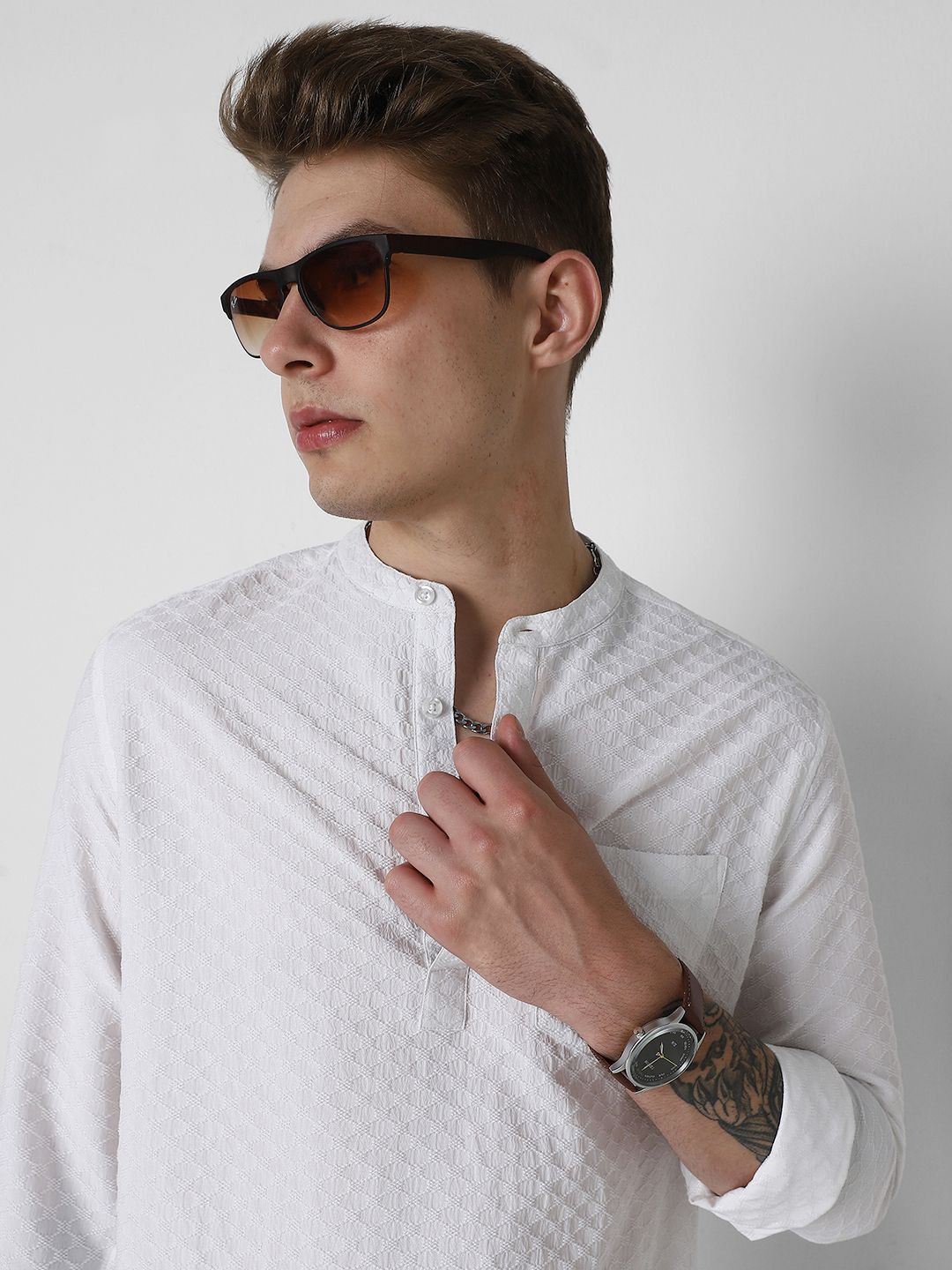 

VASTRADO Geometric Embroidered Mandarin Collar Kurta, White