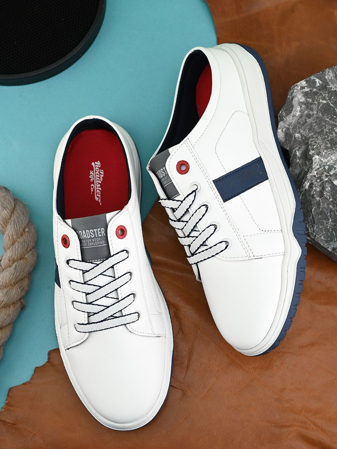 

The Roadster Lifestyle Co Men Lightweight Sneakers, White