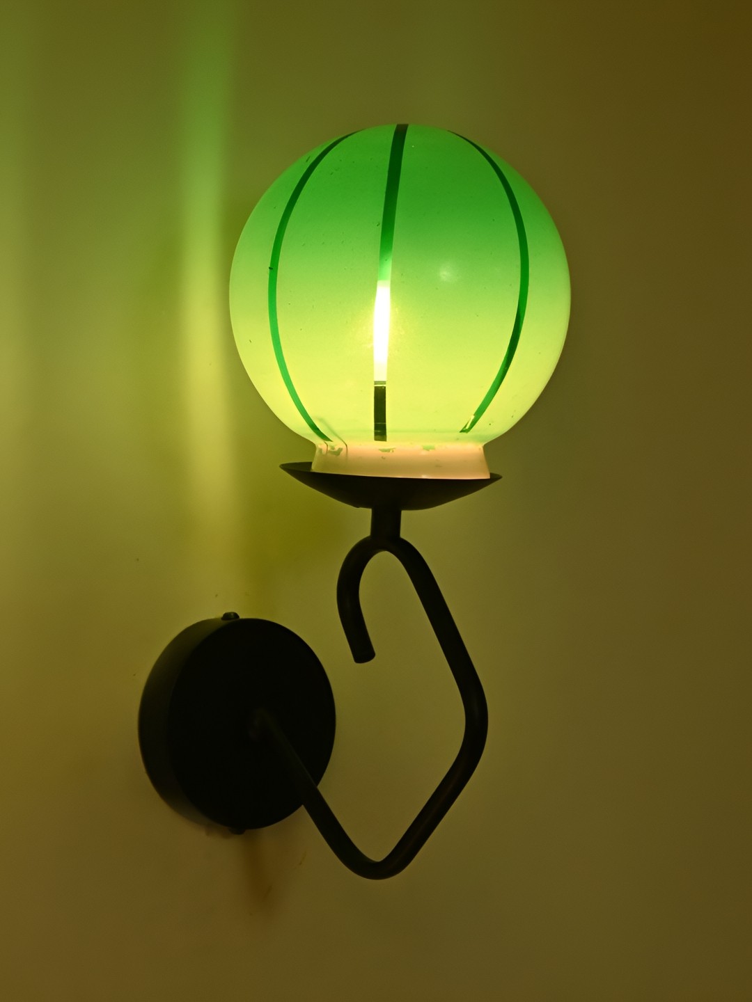 

Afast Green Glass Traditional Spherical Shaped Wall Lamp