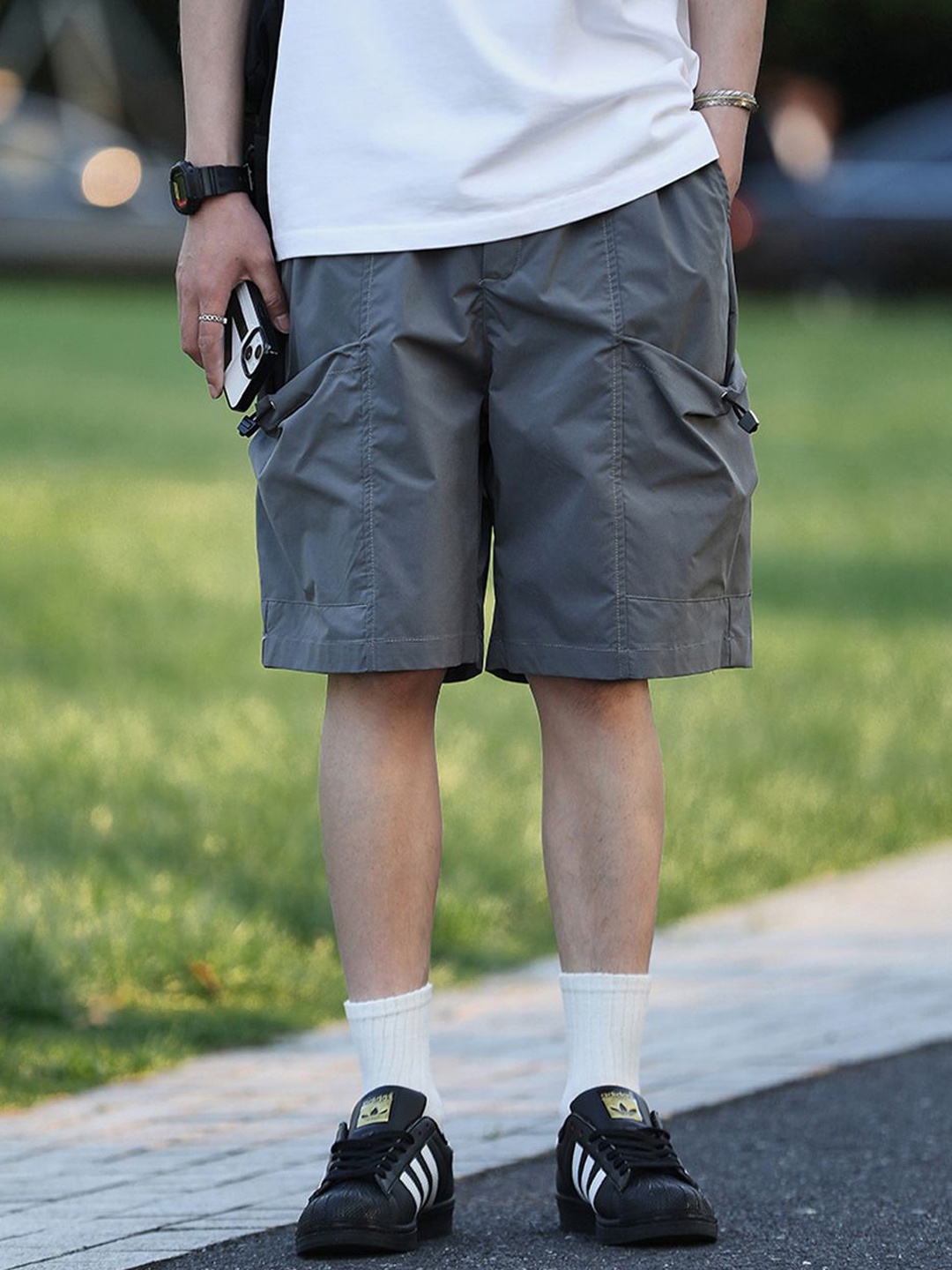 

StyleCast Men Solid Casual Mid-Rise Loose Fit Cargo Shorts, Grey