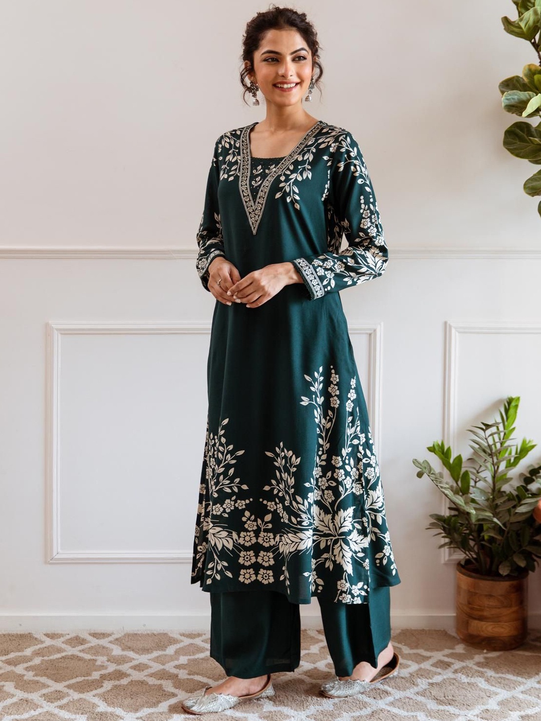 

Ishin Floral Printed Regular Sequinned Kurta with Palazzos, Green