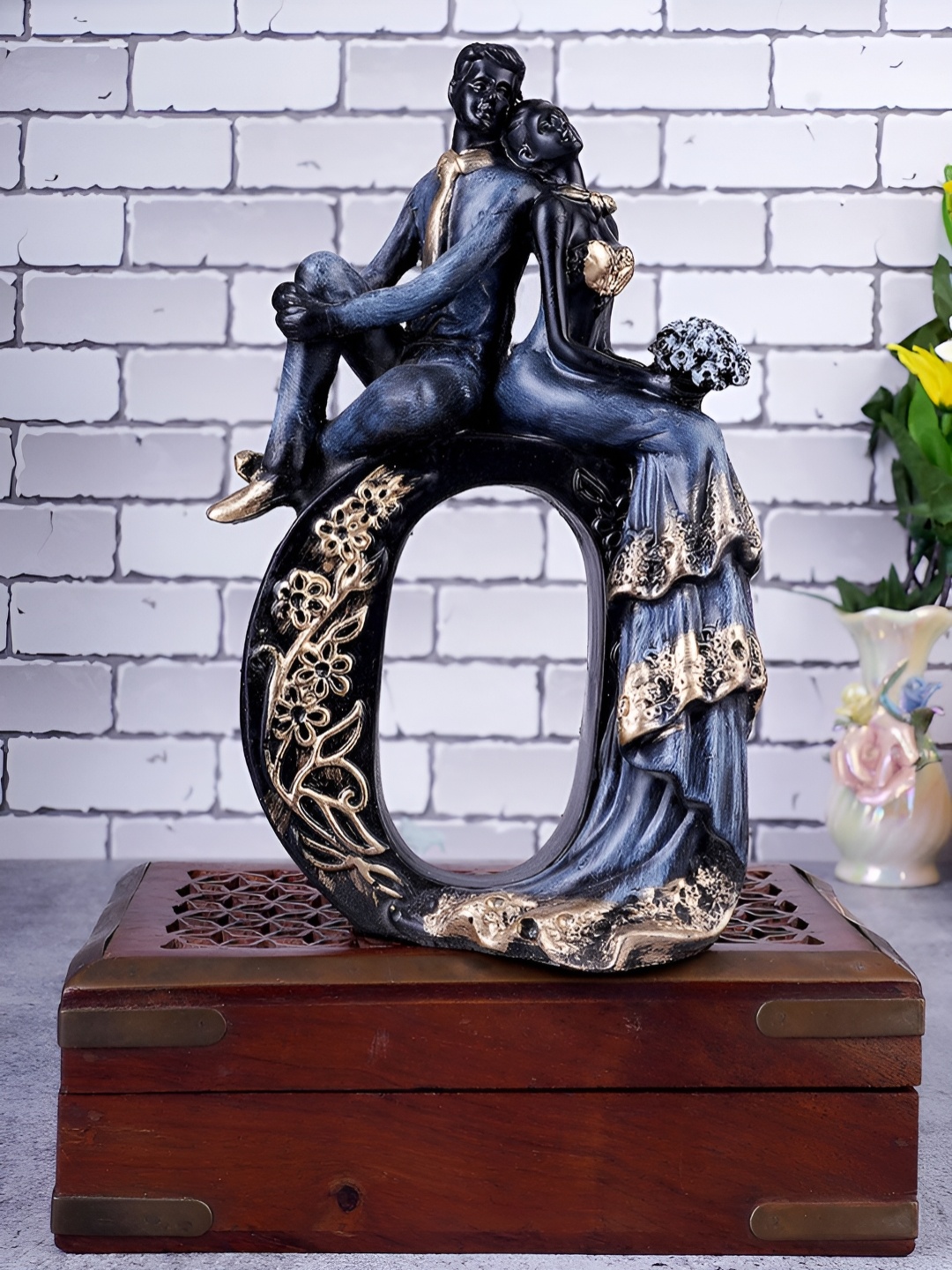 

FASHIYANOO Black & Gold Toned Couple Figurine Showpiece
