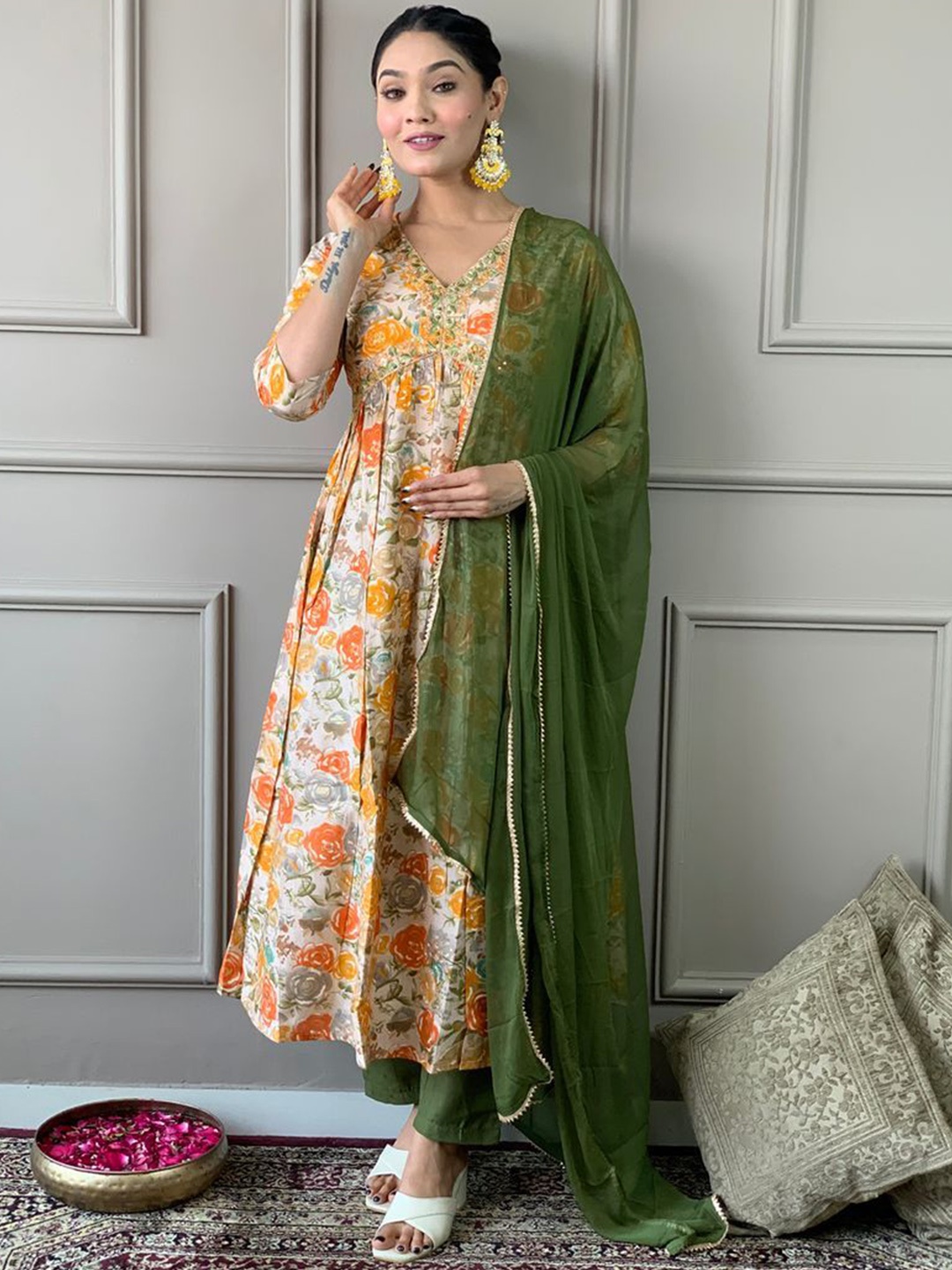

KAUTIK FABRICS Floral Printed Anarkali Kurta with Trousers & Dupatta, White