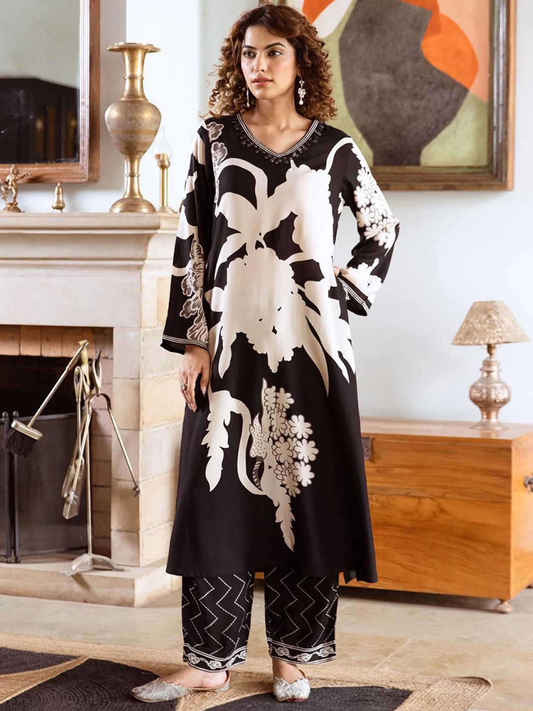 

Ishin Floral Printed V Neck Beads & Stones Straight Kurta With Trousers, Black