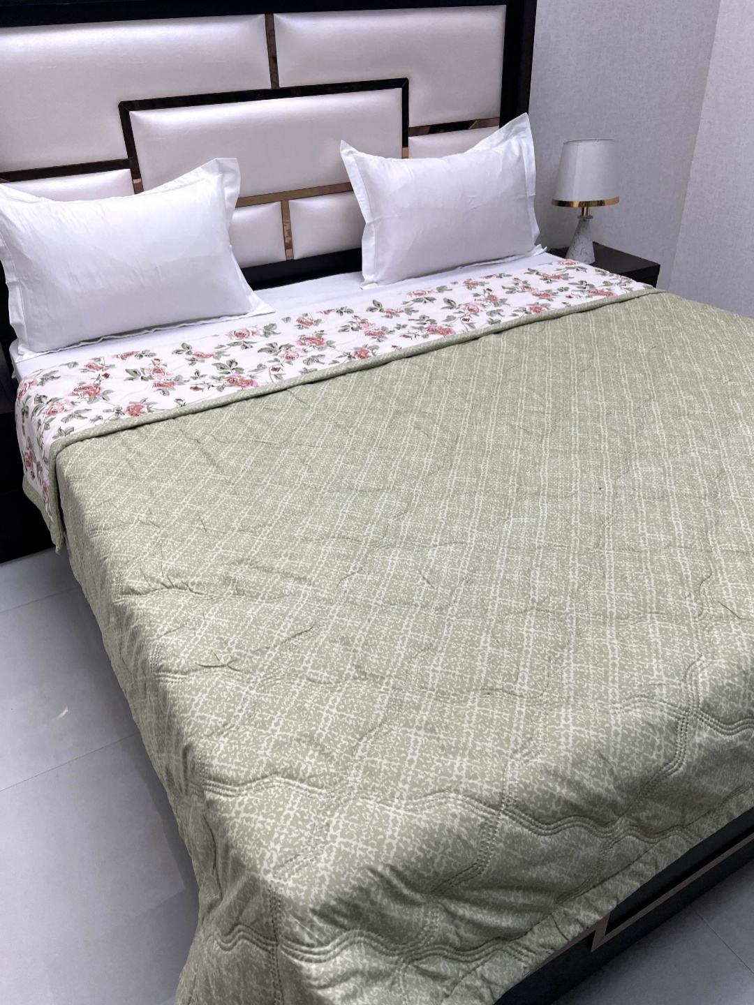 

Pure Decor Green & White Floral Printed AC Room 210 GSM Reversible Double Bed Comforter