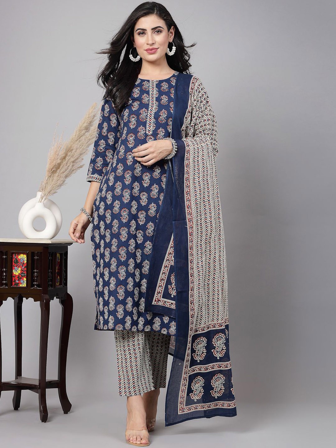 

CHIRAAI Floral Printed Straight Kurta with Trousers & Dupatta, Navy blue