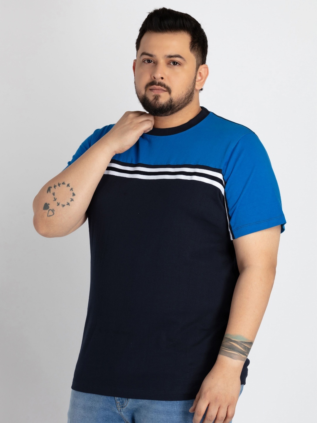 

UNSIZED Men Colourblocked Round Neck Cotton T-shirt, Blue