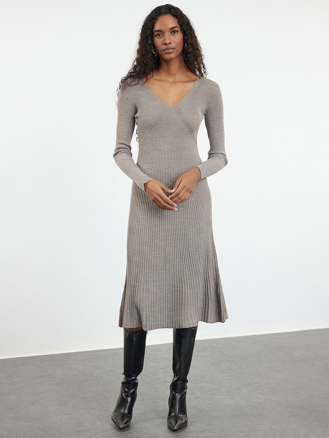

Trendyol V-Neck Long Sleeves A-Line Midi Dress, Na