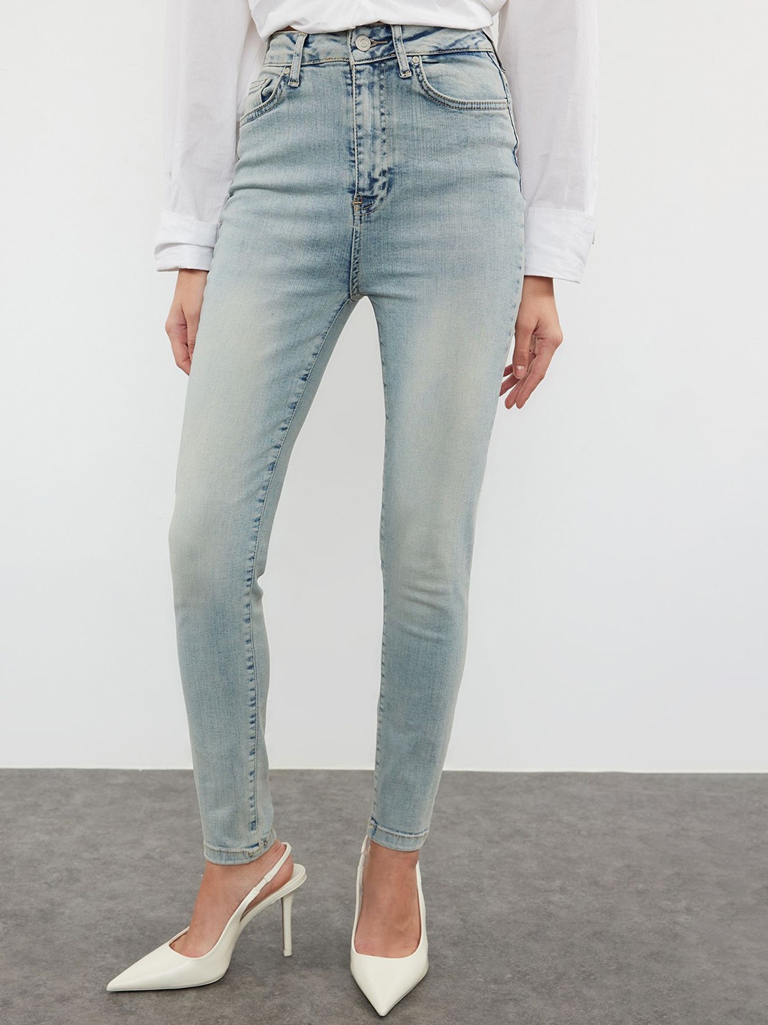 

Trendyol Women High-Rise Heavy Fade Regular Fit Jeans, Na