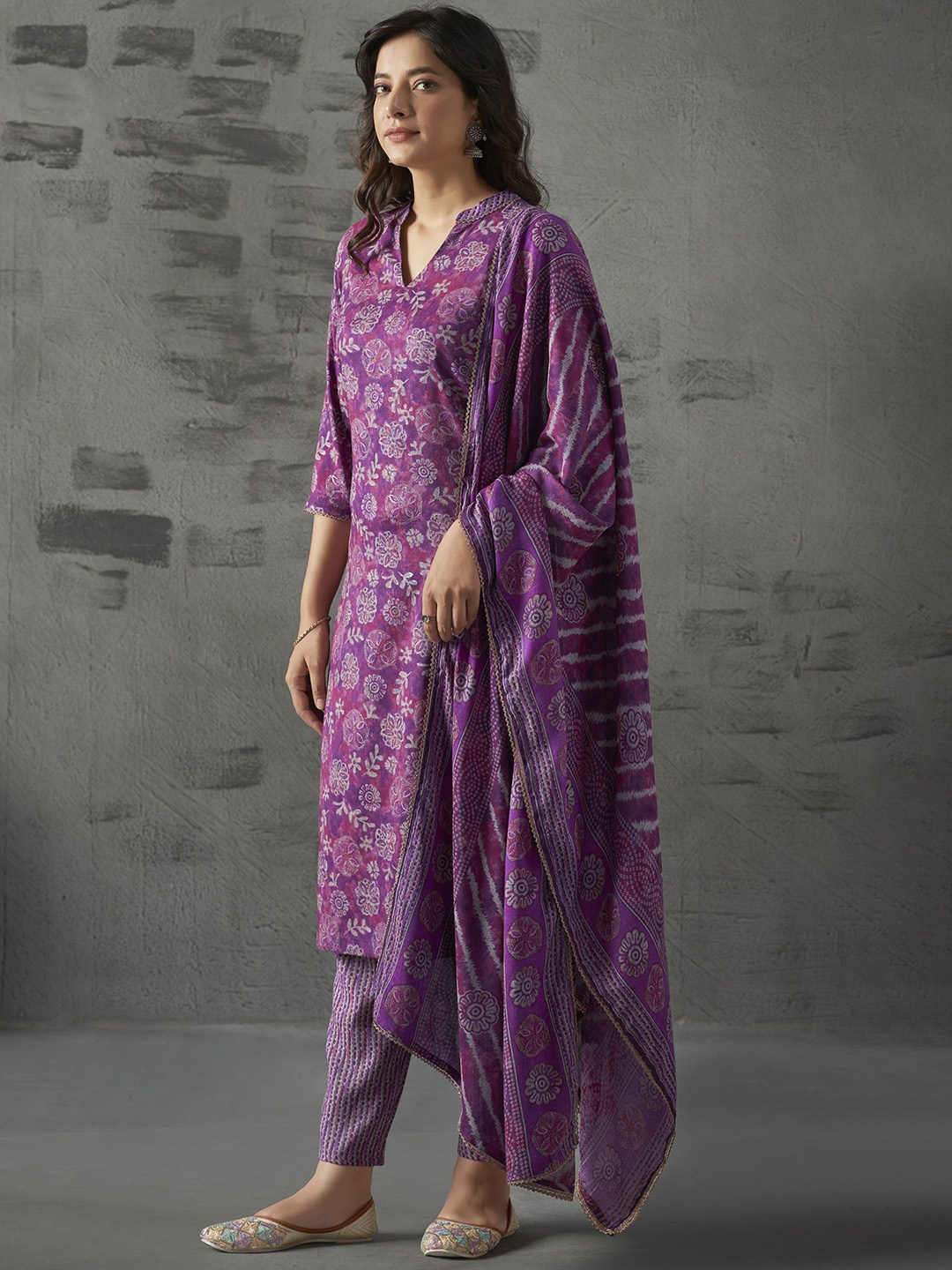 

Anouk Purple Floral Printed Mandarin Collar Straight Kurta with Trousers & Dupatta