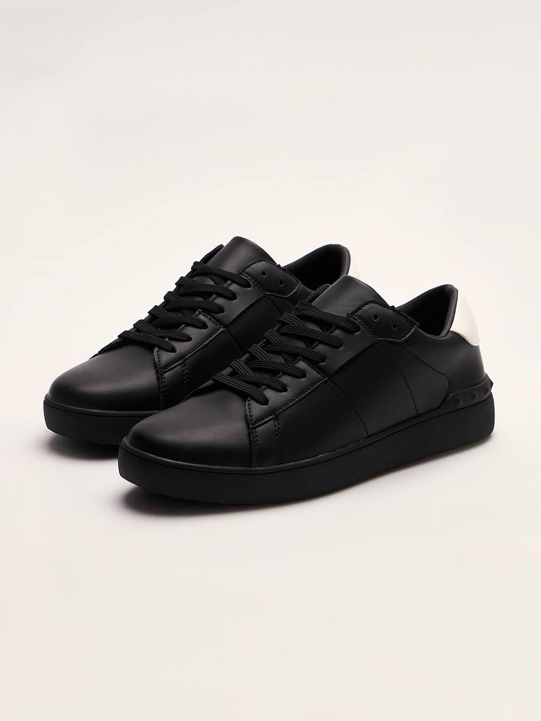 

THE BEAR HOUSE Men Low-Top Lace-Up Round Toe Casual Sneakers, Black