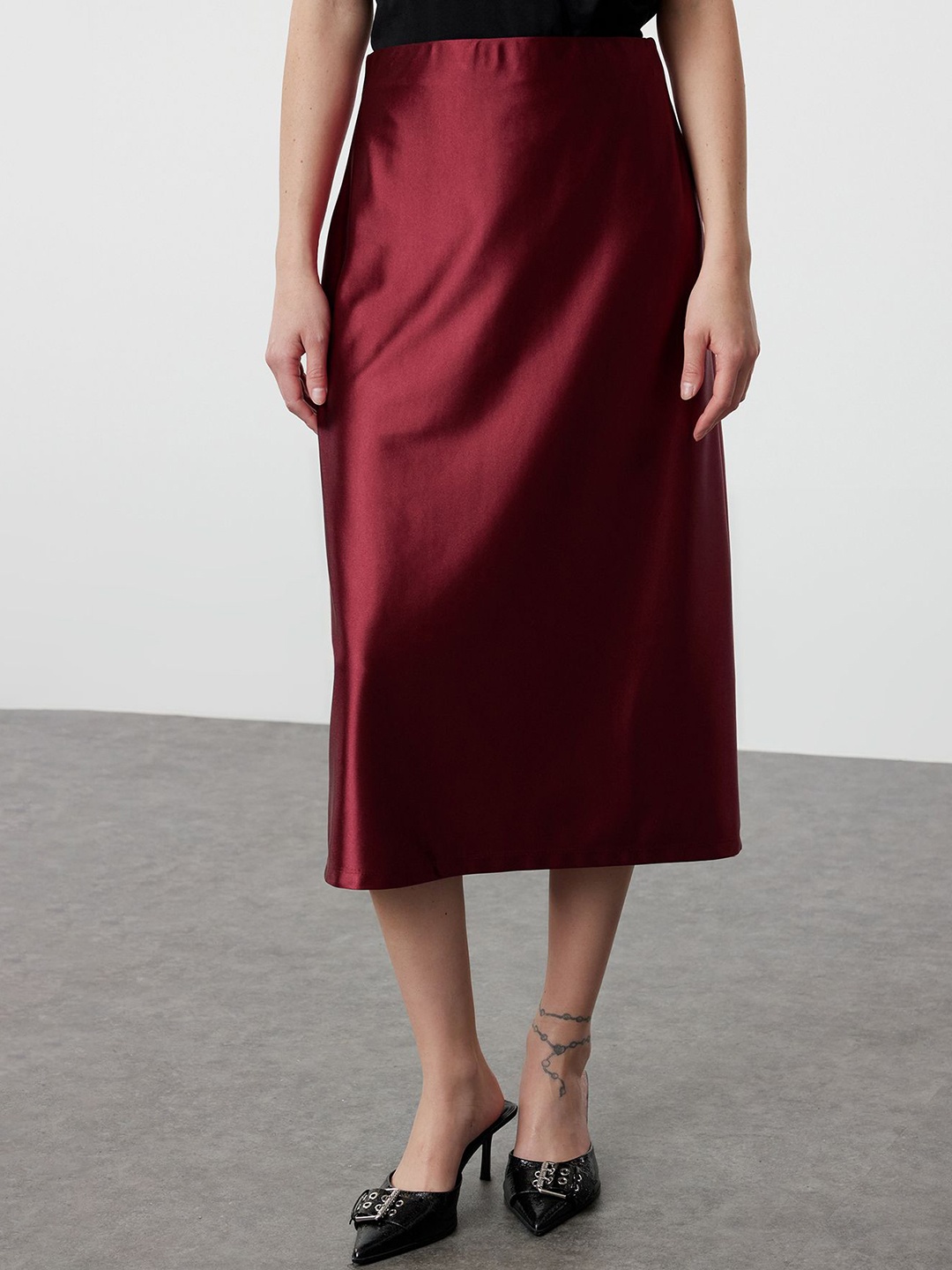 

Trendyol Women Solid A-Line Knee Length Skirt, Maroon