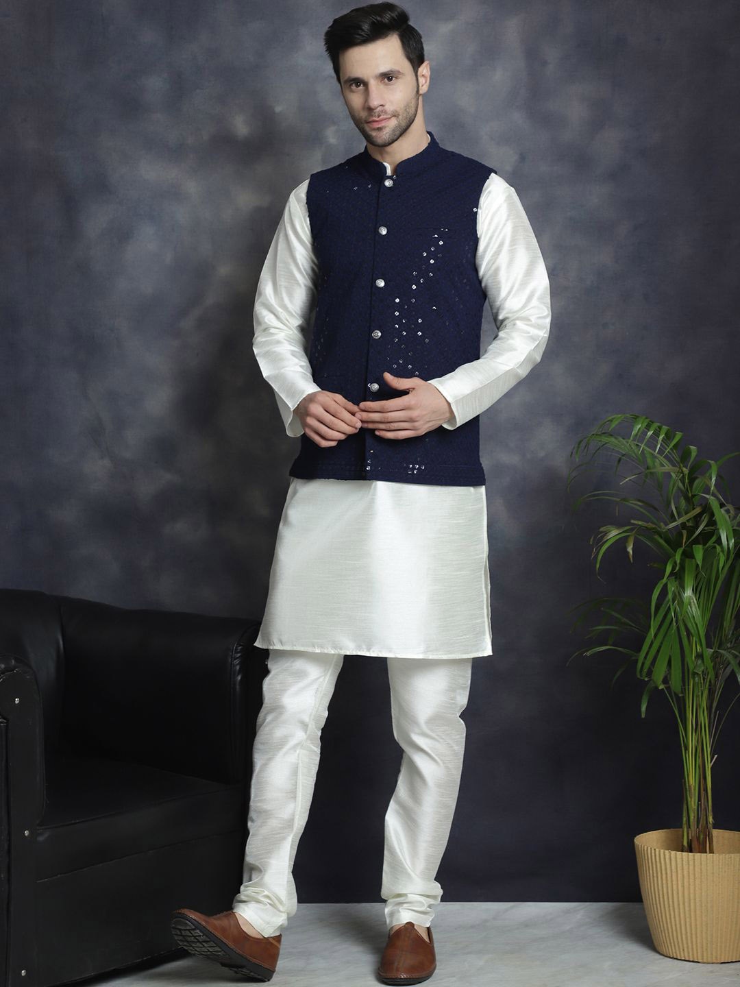 

Jompers Band Collar Straight Kurta With Pyjamas & Nehru Jacket, Navy blue