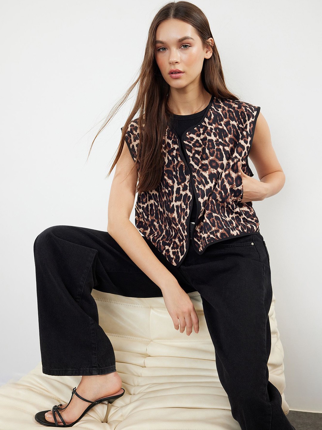 

Trendyol Printed Round Neck Sleeveless Waistcoat, Black