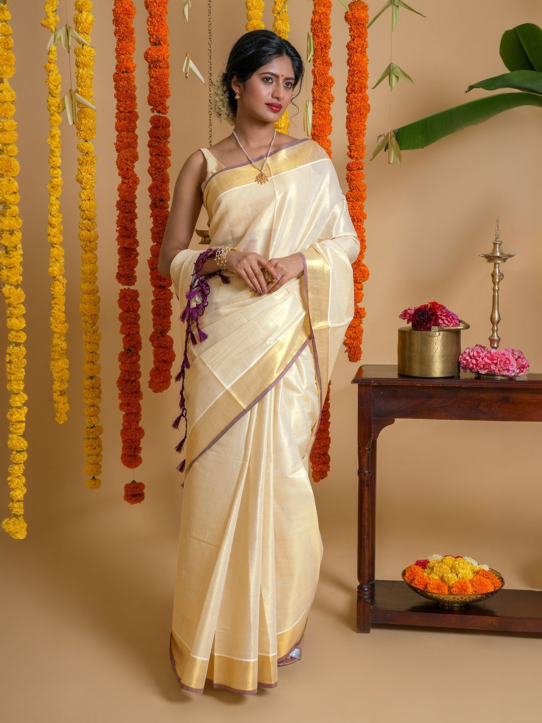 

TEEJH Tissue Kasavu Solid Tissue Saree, Cream