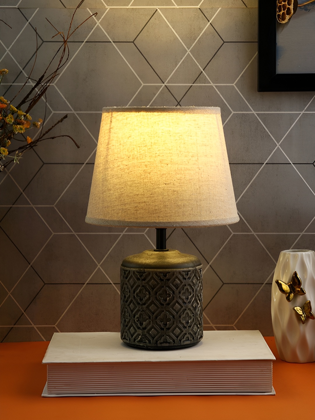 

TAYHAA Cream & Black Textured Ceramic Contemporary Frustum Shaped Table Lamp