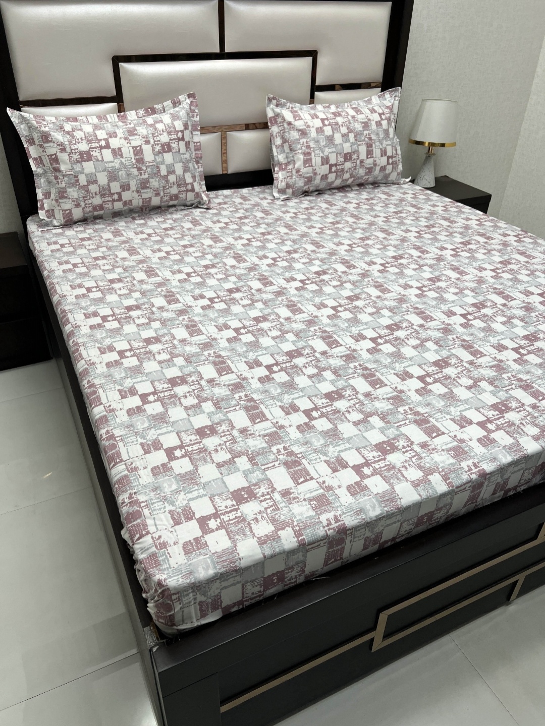 

Pure Decor Royal Passion Maroon & White 350 TC Queen Bedsheet with 2 Pillow Covers