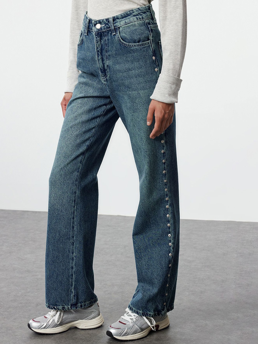 

Trendyol Women Straight Fit Mildly Distressed Light Fade Jeans, Na