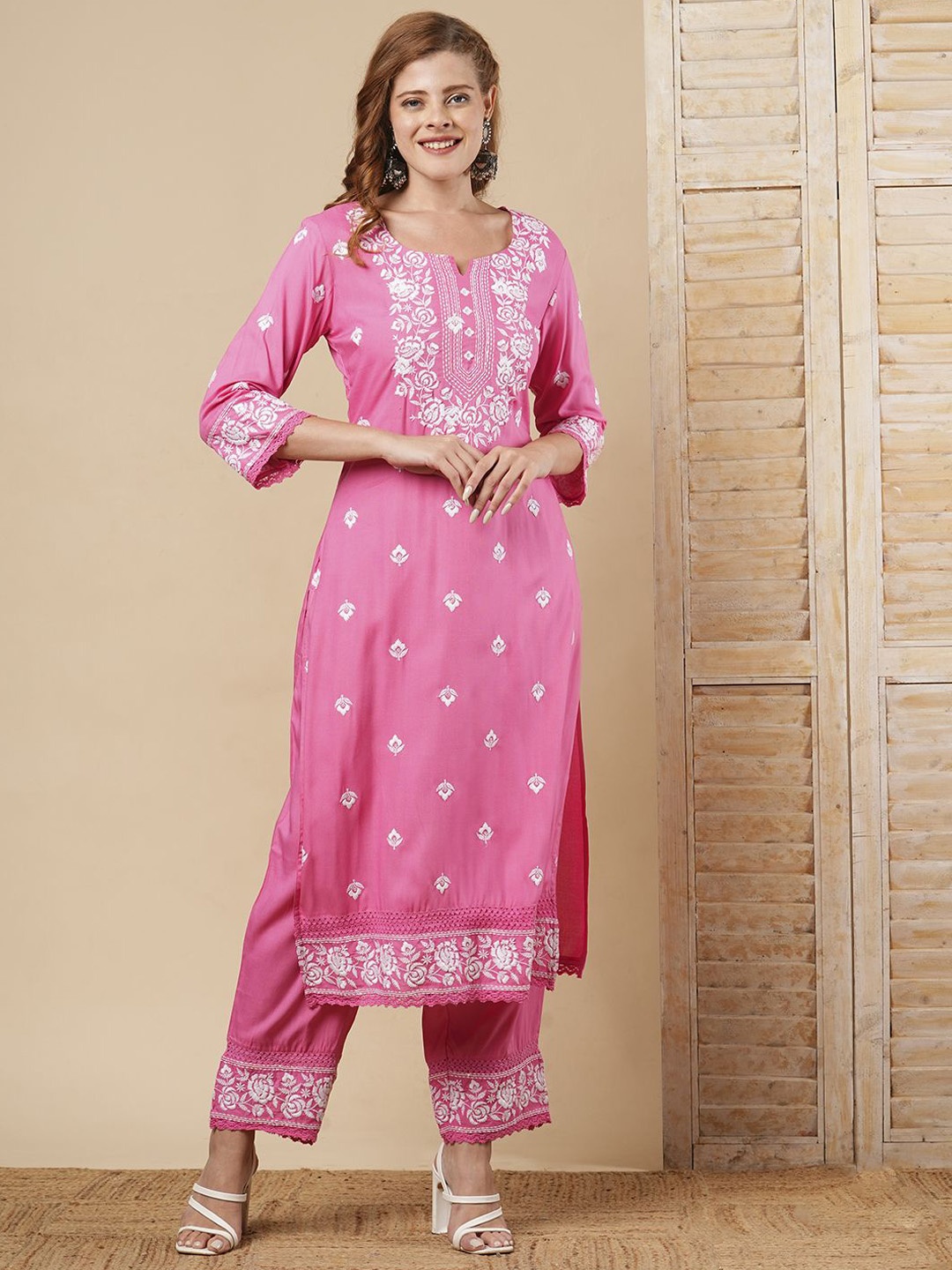 

FASHOR Floral Embroidered Regular Chikankari Kurta With Trousers, Pink