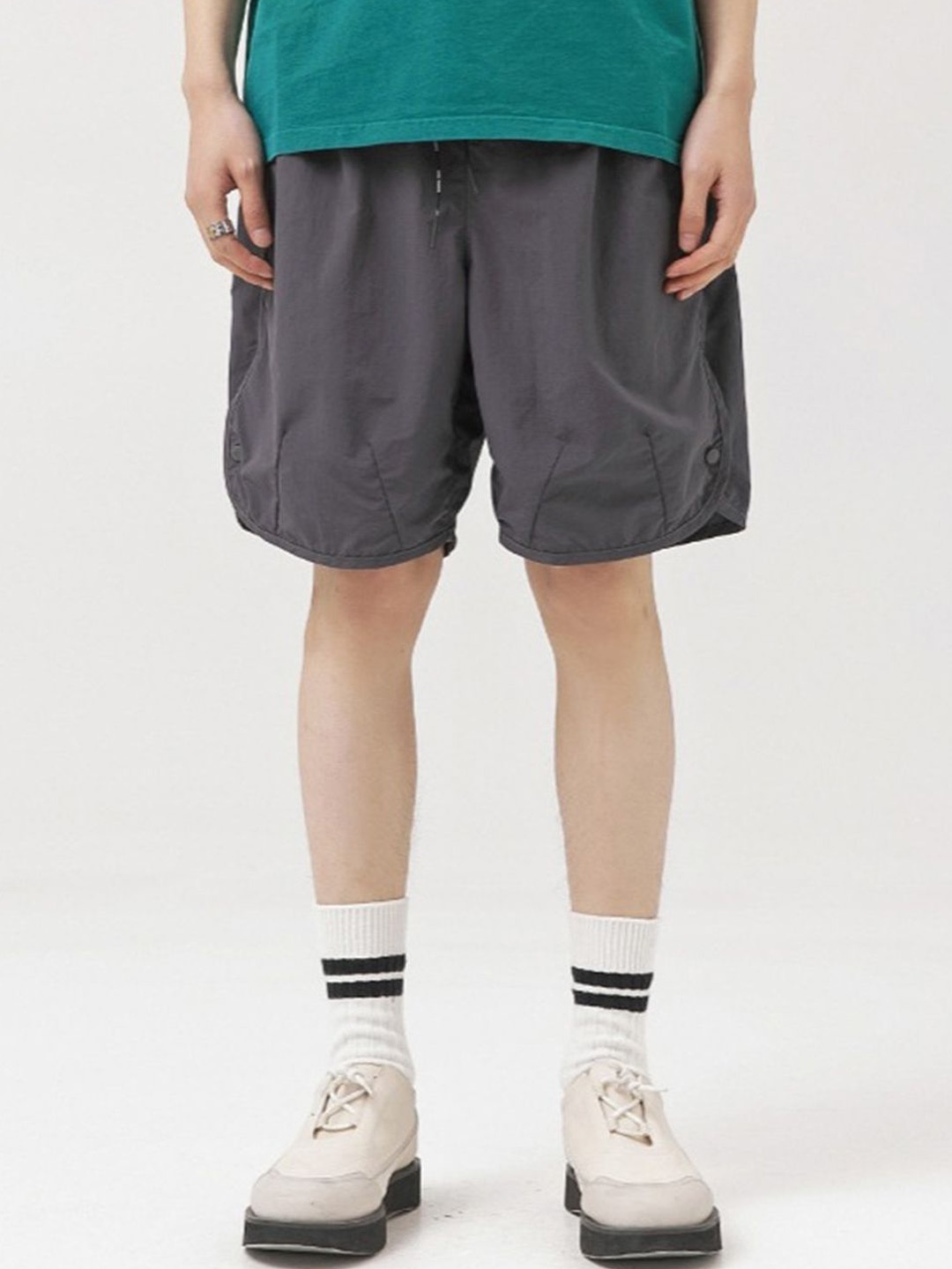 

StyleCast Men Solid Mid-Rise Loose Fit Casual Shorts, Grey