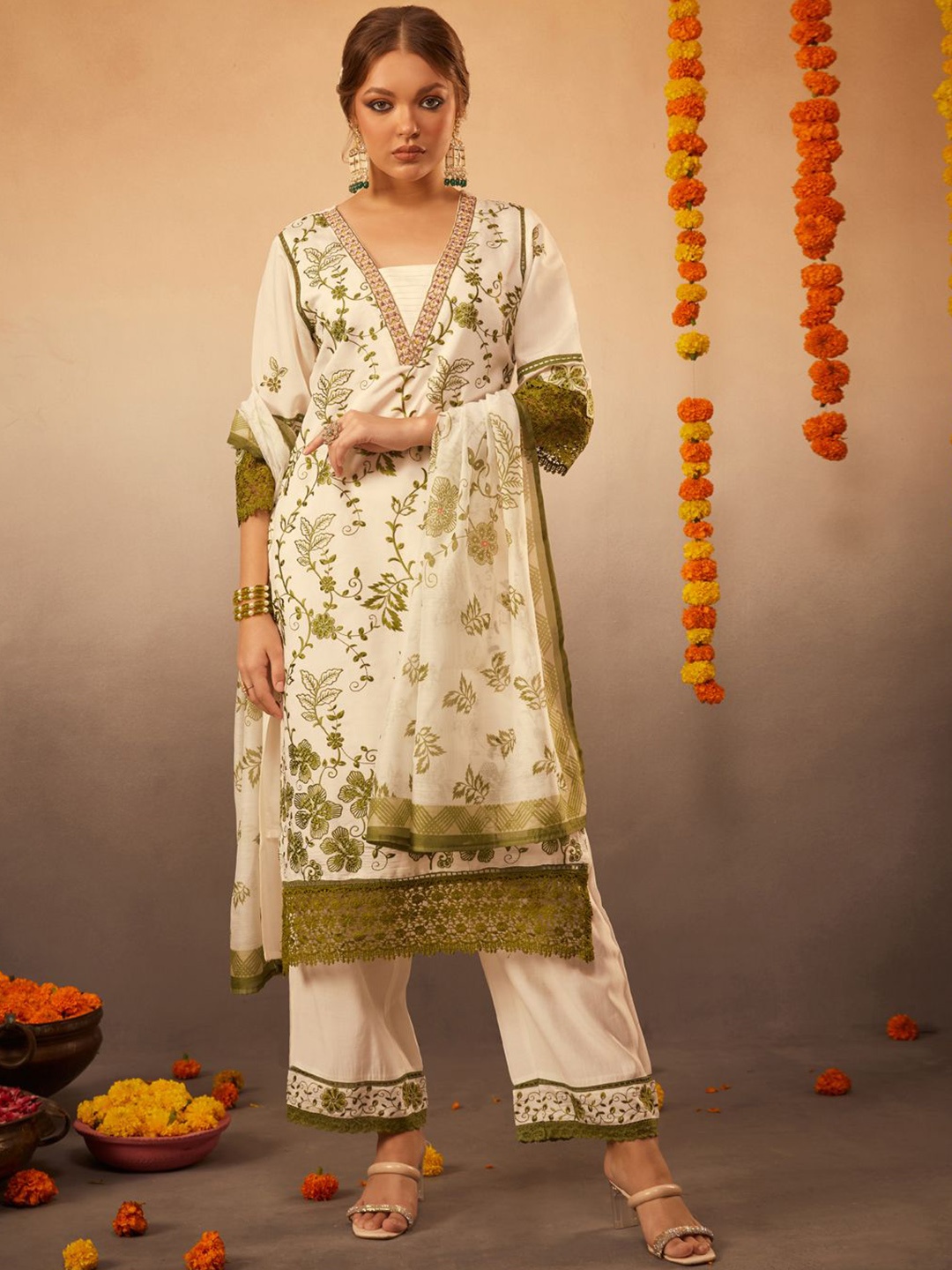 

HEEPOSH Floral Embroidered V-Neck Straight Kurta with Trousers & Dupatta, Cream