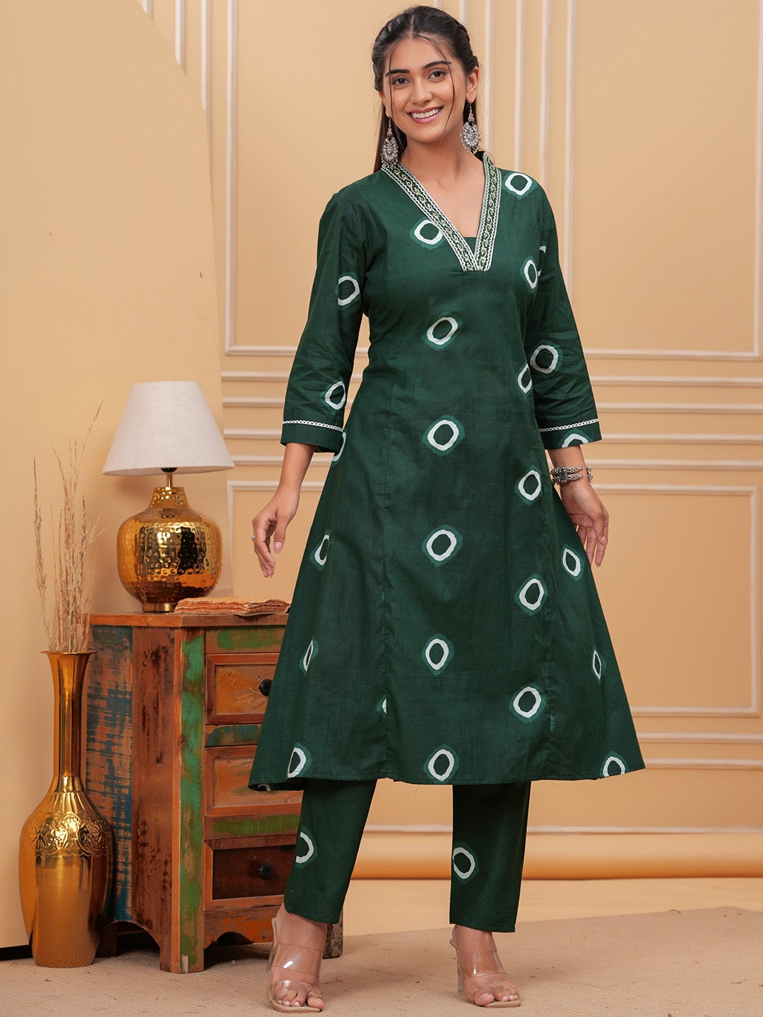 

JAFFRY EMBROIDERY Bandhani Printed V-Neck A-Line Kurta with Trousers, Green