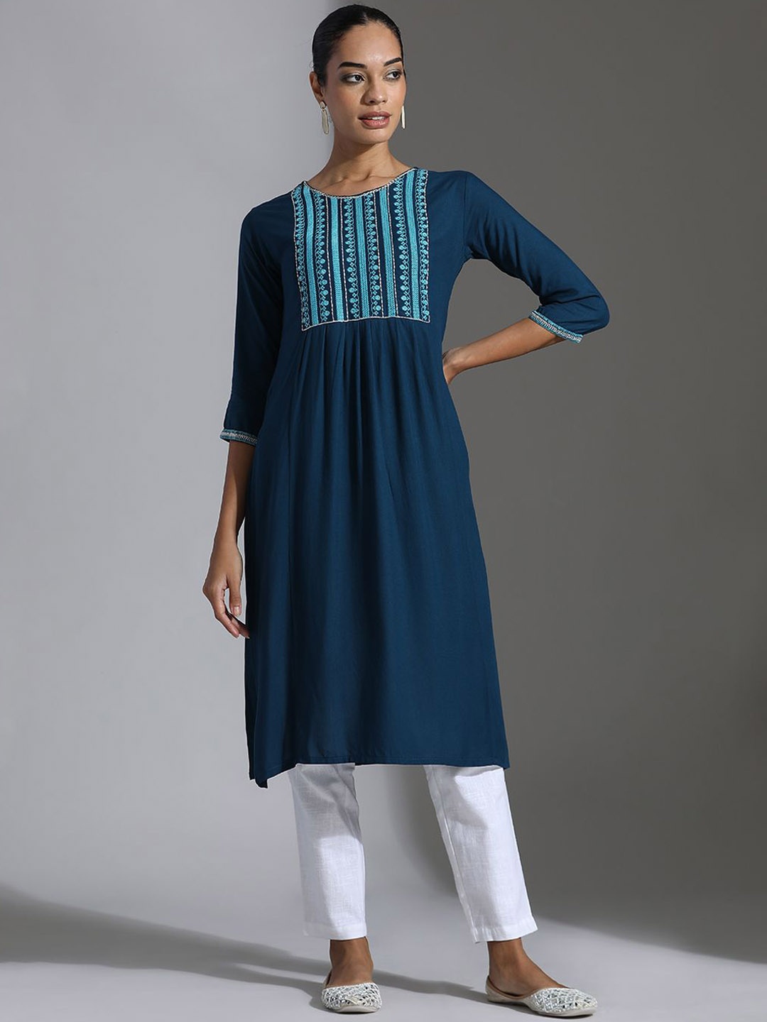 

Jaipur Kurti Teal Blue Floral Embroidered Round Neck Straight Kurta