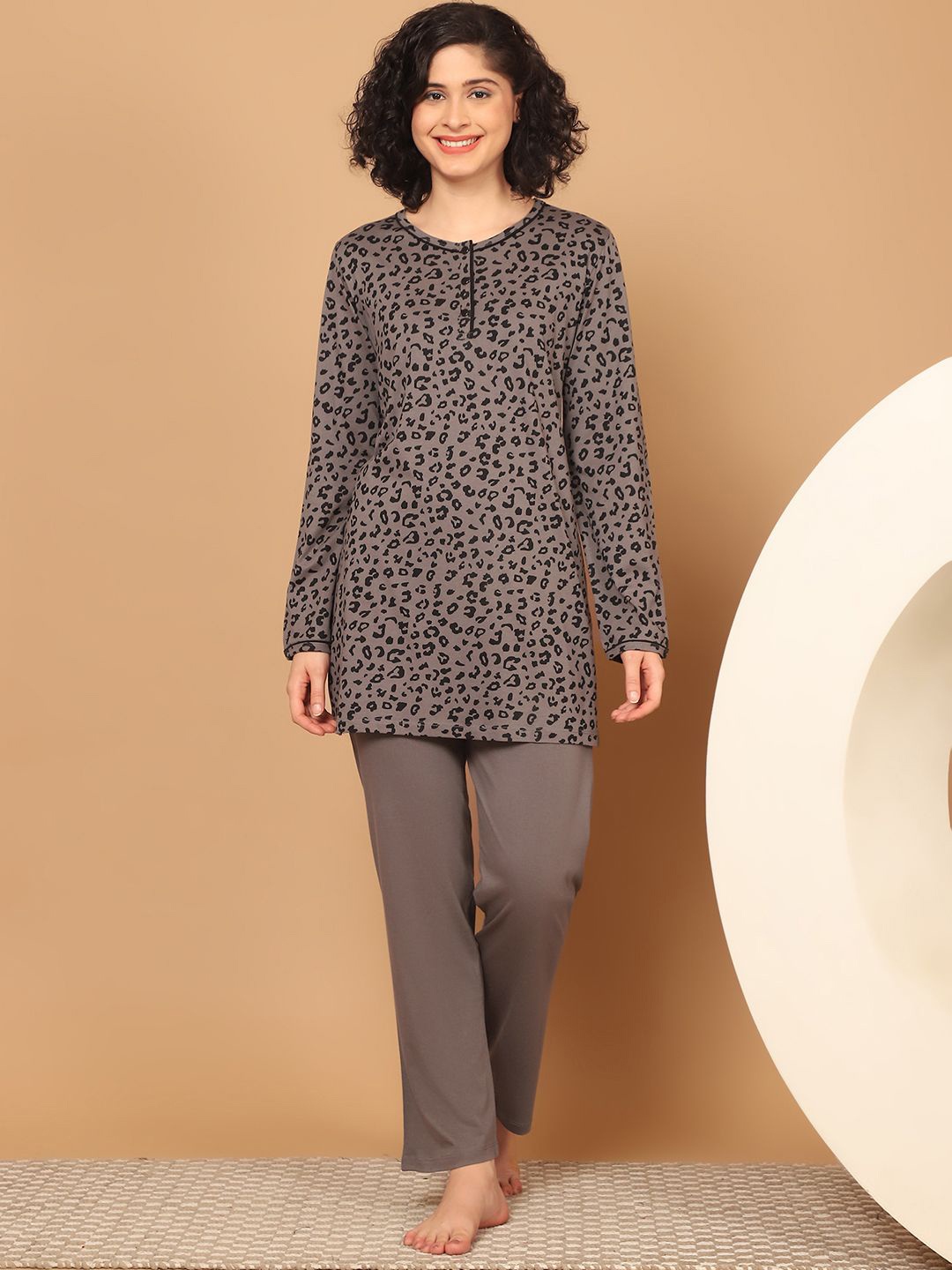 

Kanvin Women Animal Printed Night suit, Brown