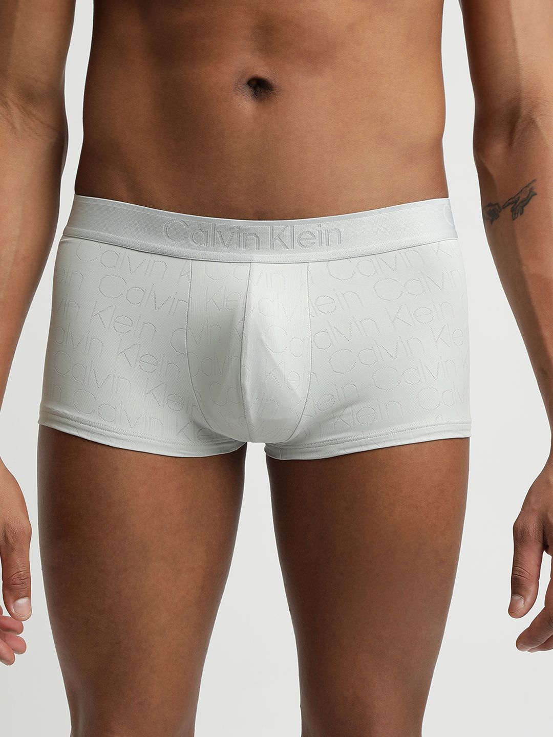 

Calvin Klein Underwear Men Solid Low-Rise Trunk NB3947POG, White