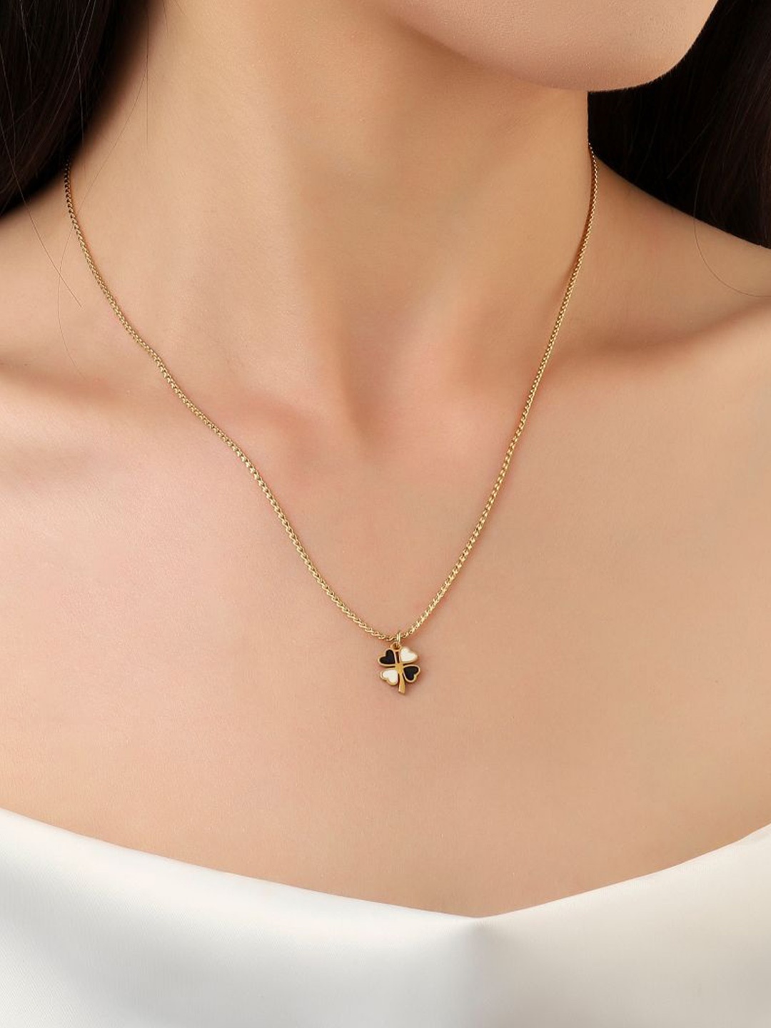 

SALTY Floral Pendant with Chain, Gold