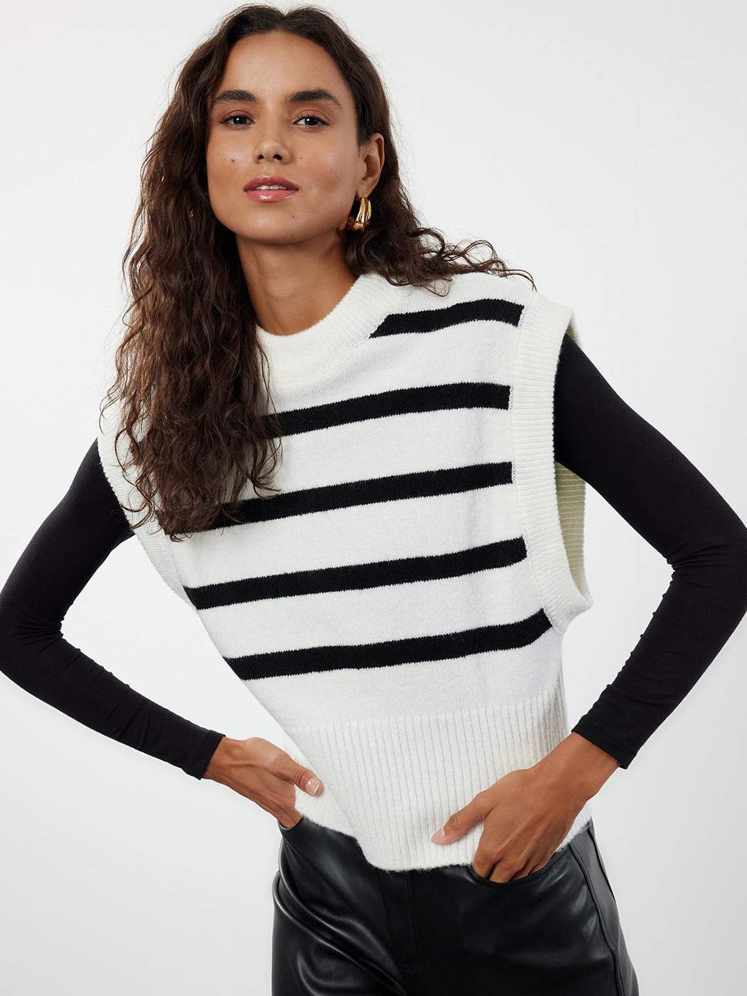 

Trendyol Women Striped Sweater Vest, Black