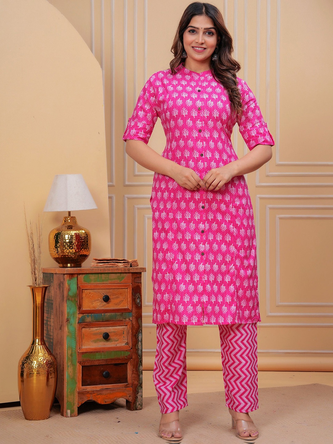 

MILAAV Floral Printed Mandarin Collar Straight Kurta with Trousers, Pink