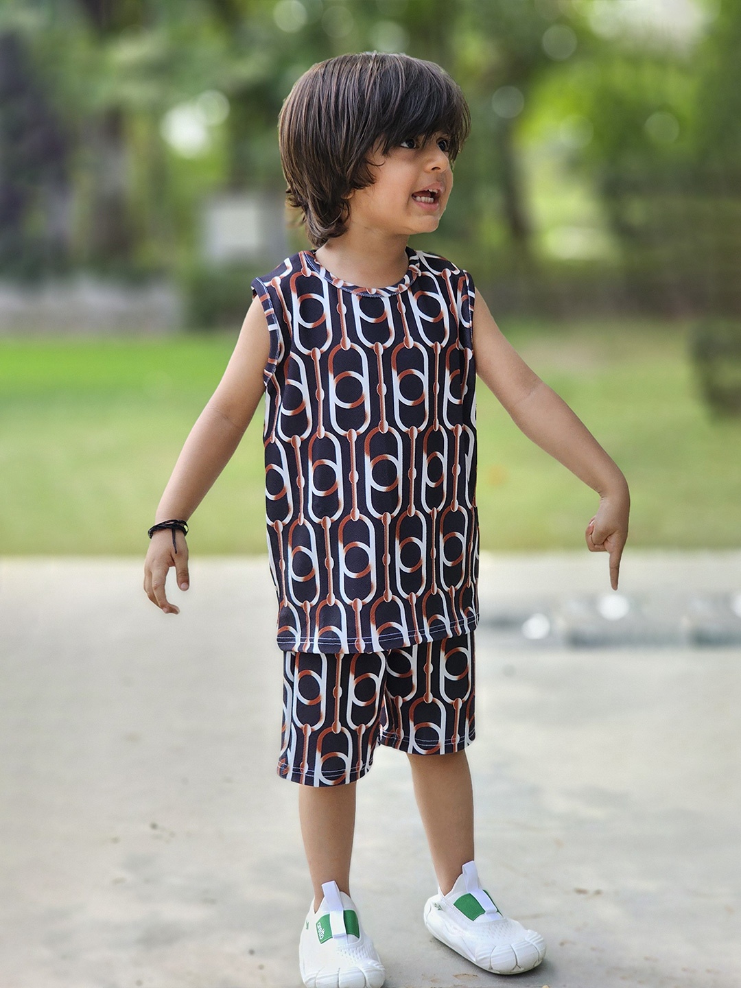 

Emblica Boys Geometric Printed T-shirt With Shorts, Black