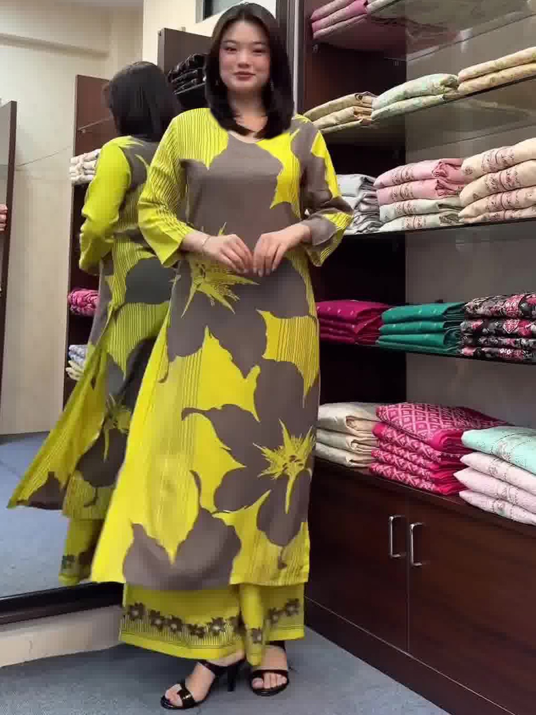 

Anni Designer Floral Printed V-Neck Straight Kurta With Trousers, Yellow
