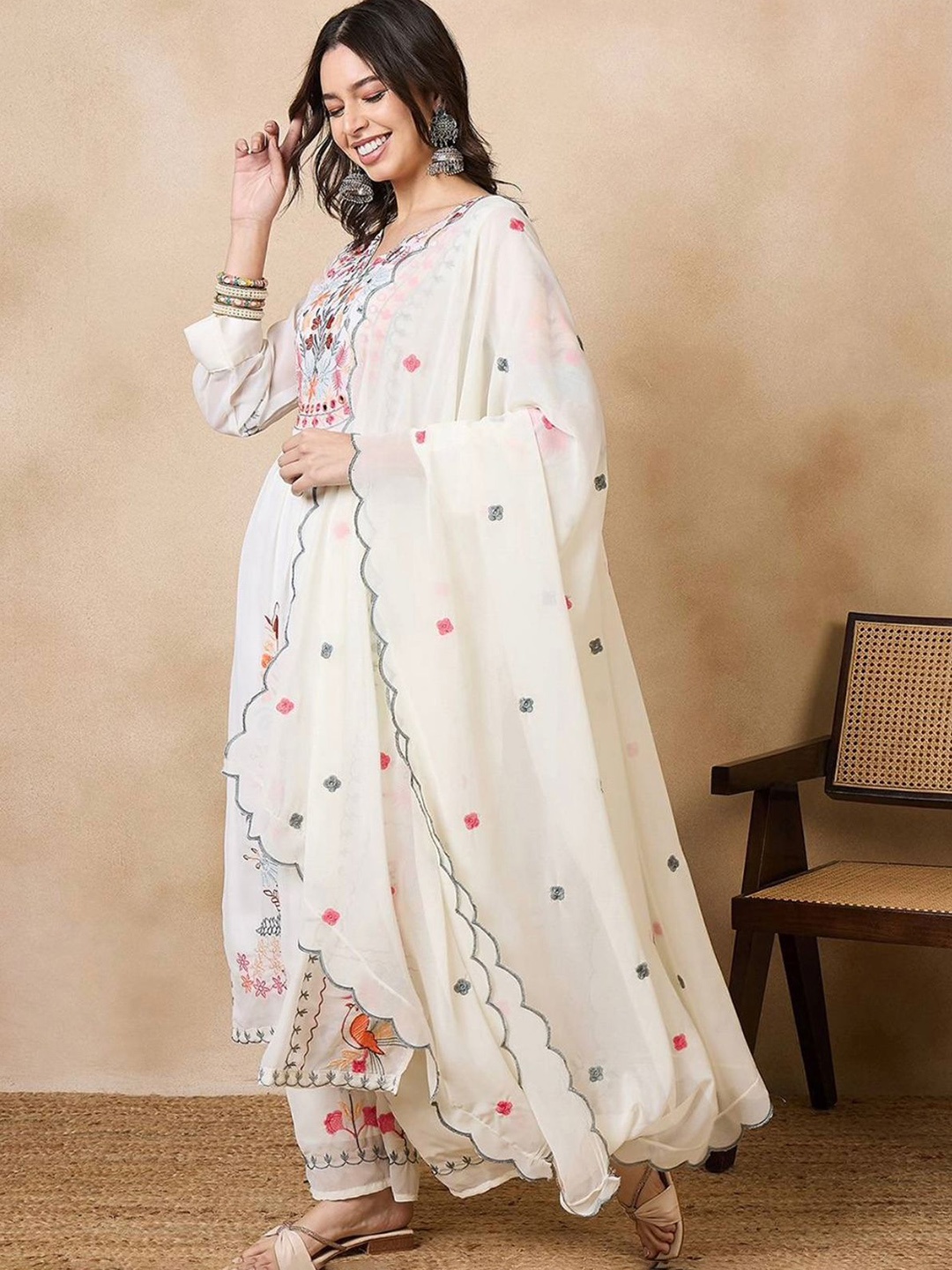 

ATRAENTA Floral Embroidered Thread Work Straight Kurta With Palazzos & Dupatta, White