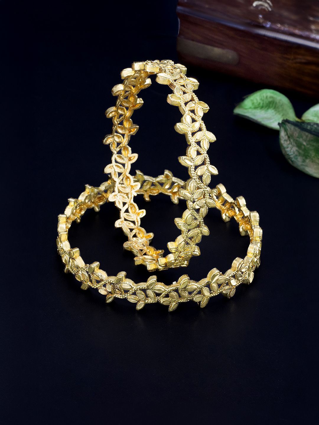 

PRIVIU Set Of 2 Gold-Plated Bangles