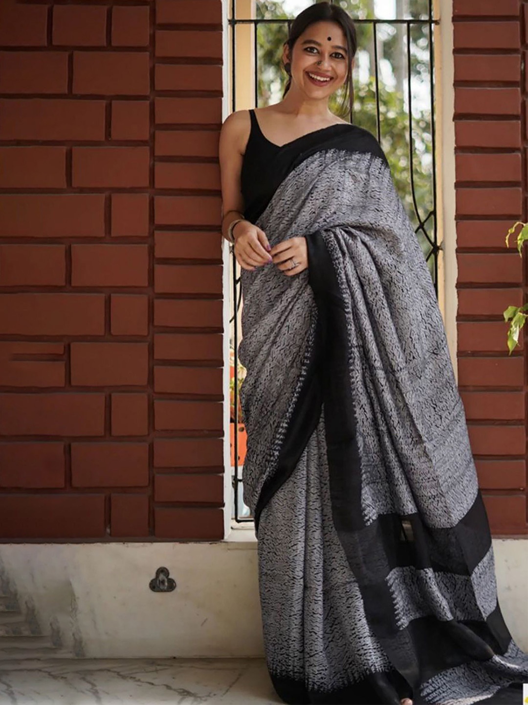 

BerMondsey Solid Chanderi Saree, Grey