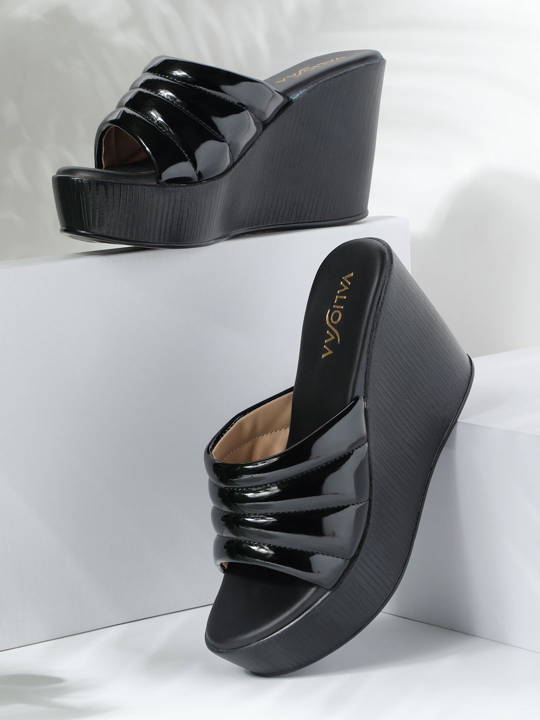

VALIOSAA Solid Textured Wedges, Black