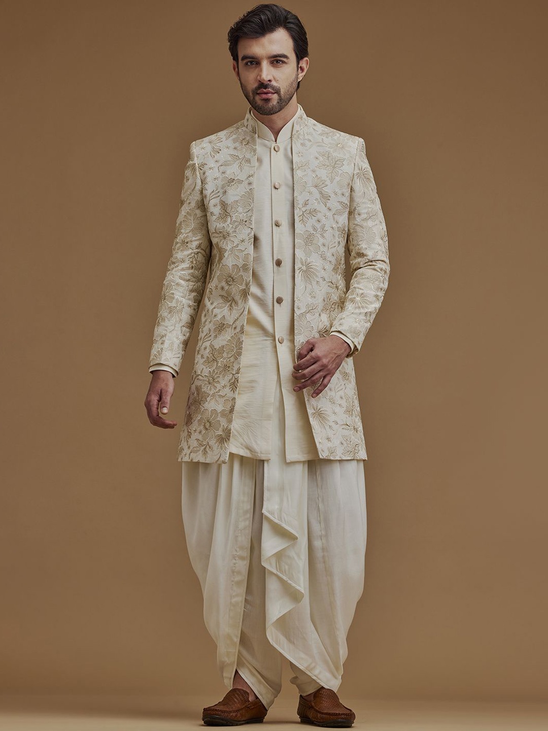 

Neumen Men Embroidered Mandarin Collar Sherwani Set, Cream