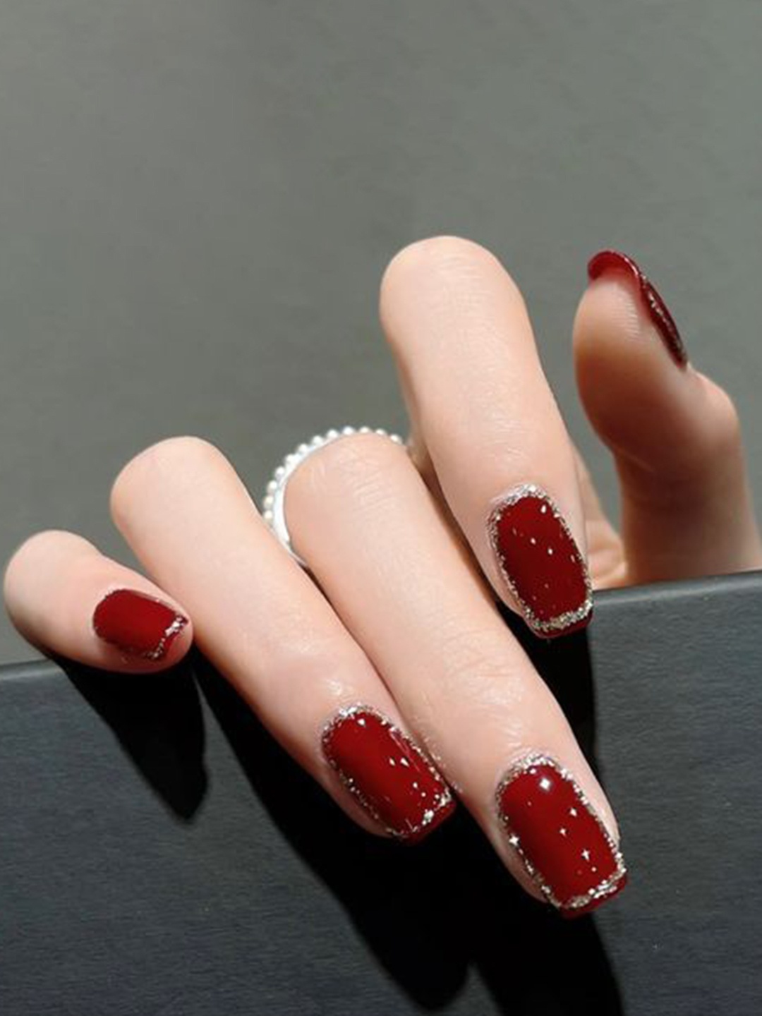 

The Pink Truck Set of 24 Artificial Reusable Nails With Outline Design, Maroon