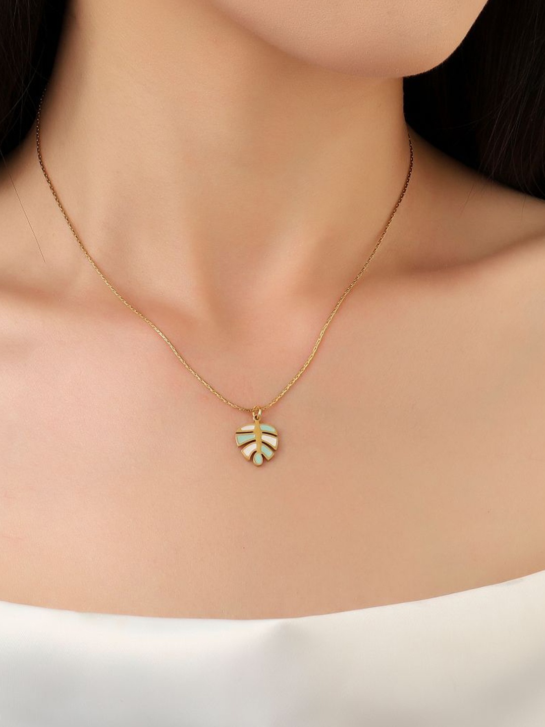 

SALTY Autum Leaf Green Necklace, Gold