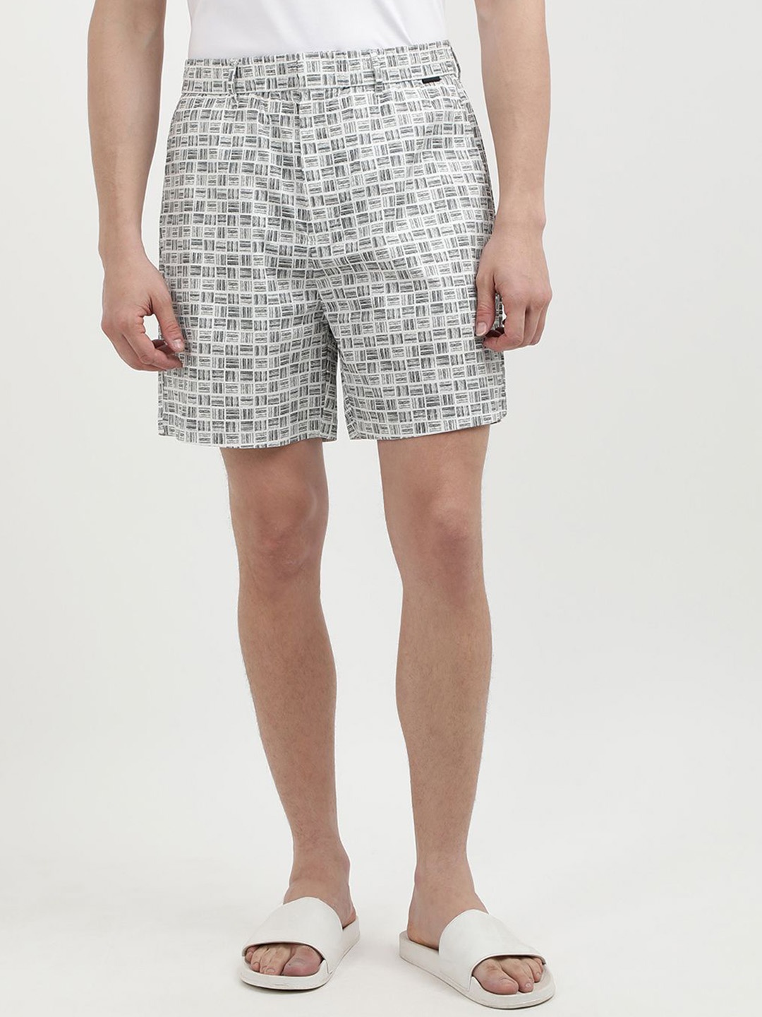 

Calvin Klein Jeans Men Printed Relaxed Fit Shorts, White