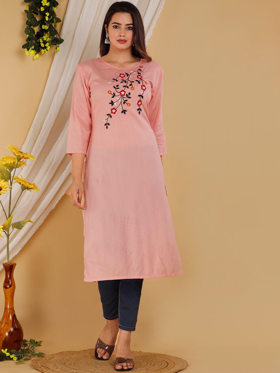 

Mehsoos Floral Embroidered Straight Kurta, Pink