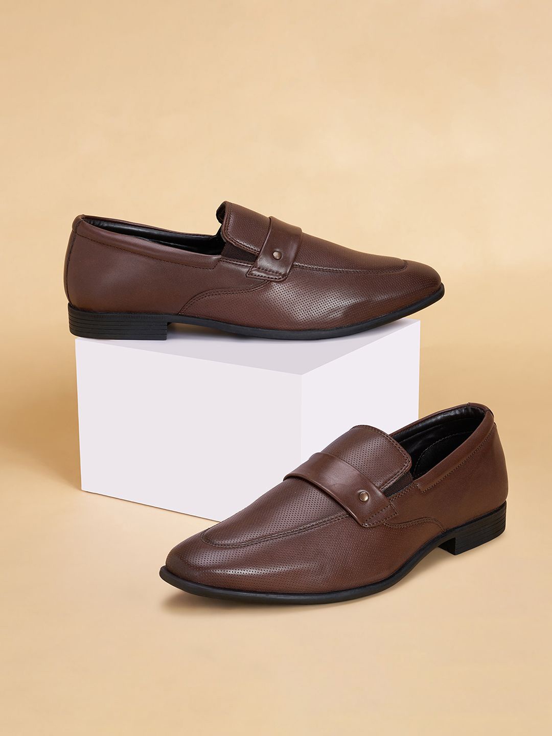 

BYFORD by Pantaloons Men Textured Formal Loafers, Brown