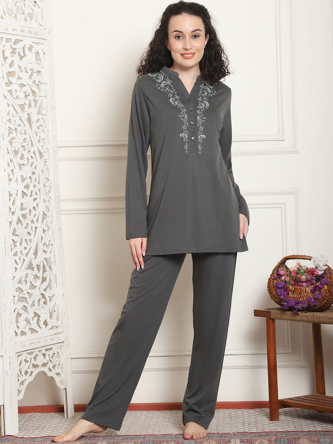 

Kanvin Women Ethnic Motifs Printed Mandarin Collar Night suit, Green
