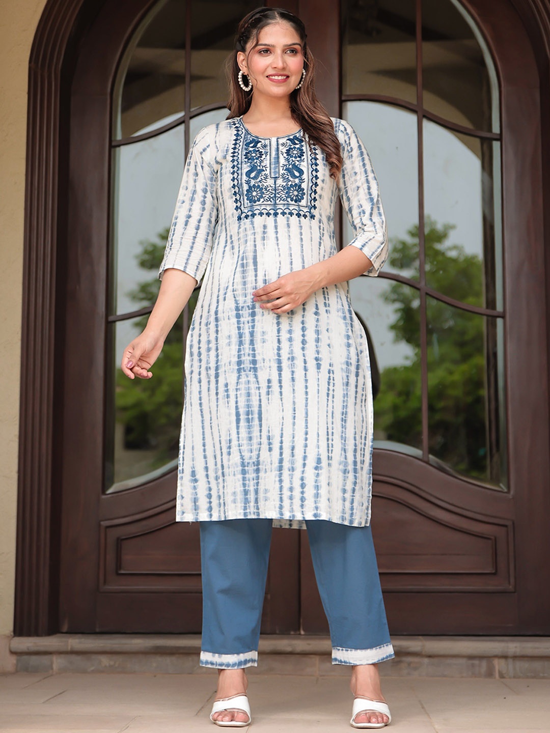 

Aramya Tie & Dye Printed Round Neck Thread Work Cotton Straight Kurta, Blue